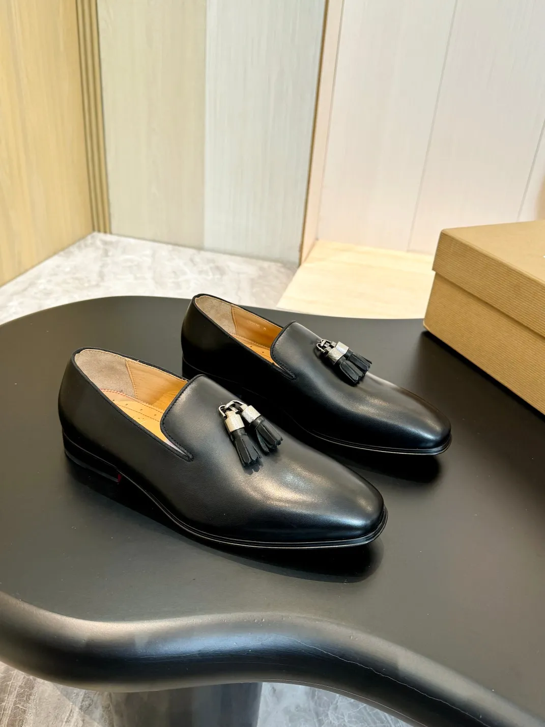 💰960 Christia*.Loubouti* high-end men's business formal leather shoes, original genuine cowhide red sole, imported Italian cowhide outsole, first-layer cowhide, water-dyed cowhide lining, high-end luxury. Size: 39-44 (customized at 38.45.46)✅
